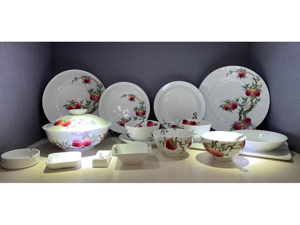 66头釉上贴花寿桃中餐具