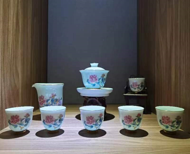 8头手绘珐琅彩国色天香茶具