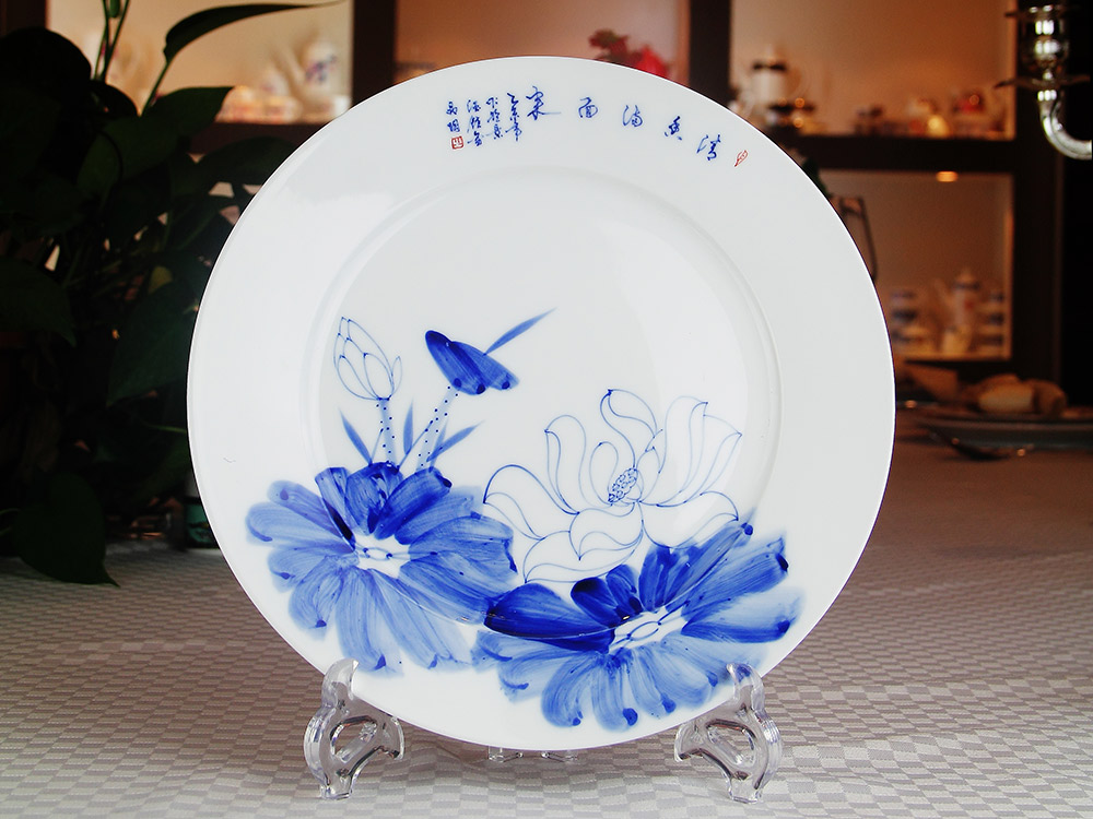 66头釉下手绘青花荷中餐具