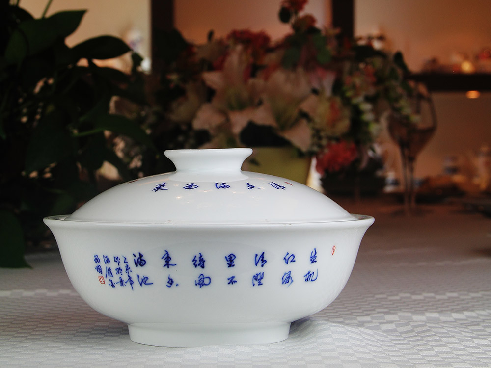 66头釉下手绘青花荷中餐具