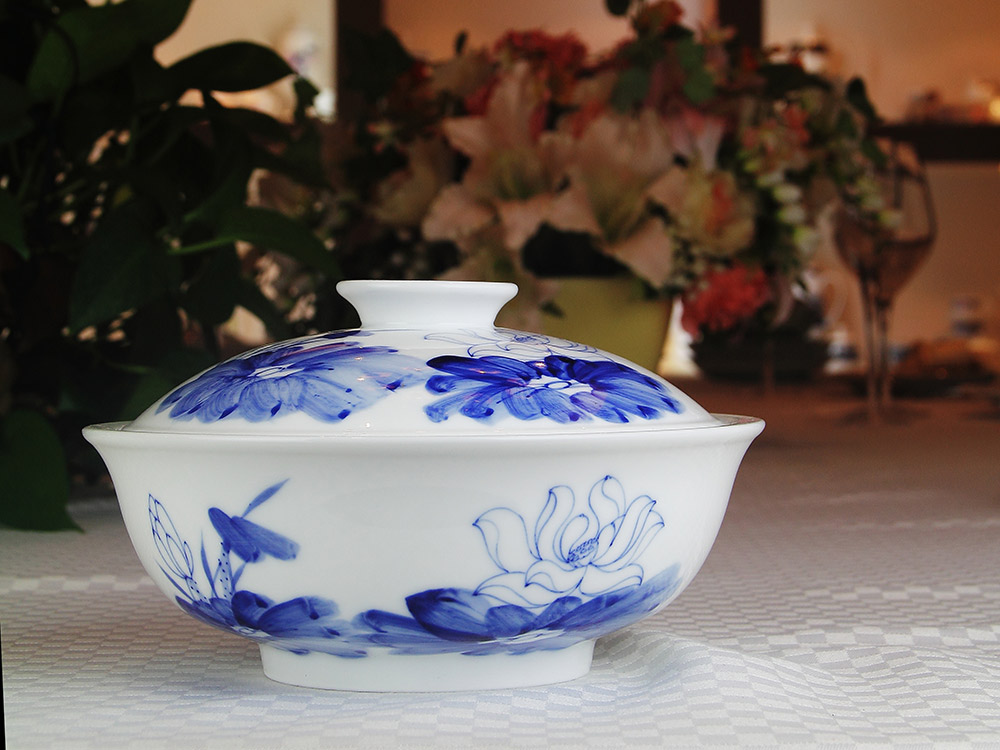 66头釉下手绘青花荷中餐具