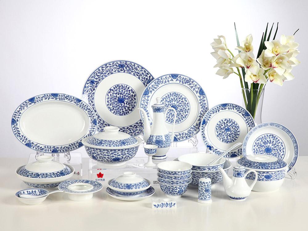 111头缠枝莲釉下手绘青花中餐具