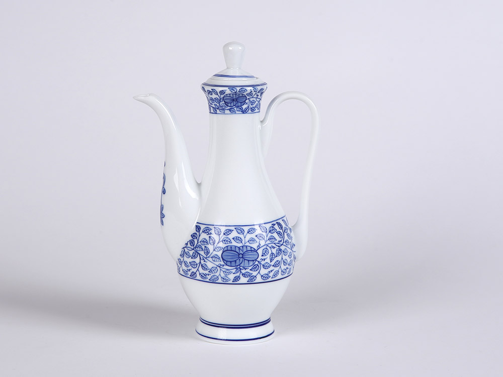 111头缠枝莲釉下手绘青花中餐具