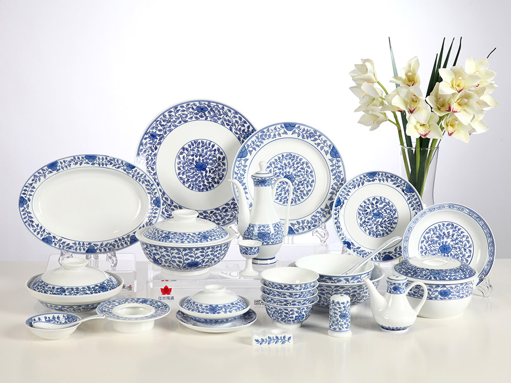 111头缠枝莲釉下手绘青花中餐具