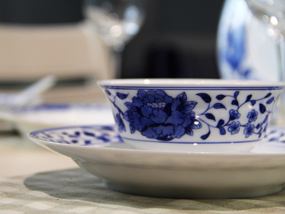 111头釉下手绘青花中餐具--花满园